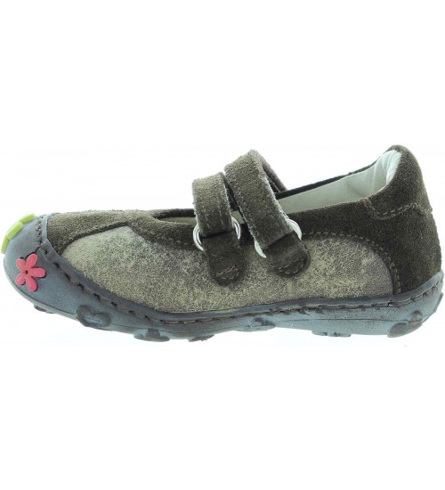 Baby shoes to learn how to take first steps