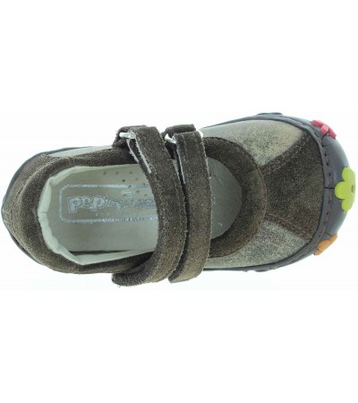 Baby shoes to learn how to take first steps