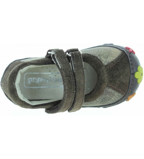 Baby shoes to learn how to take first steps