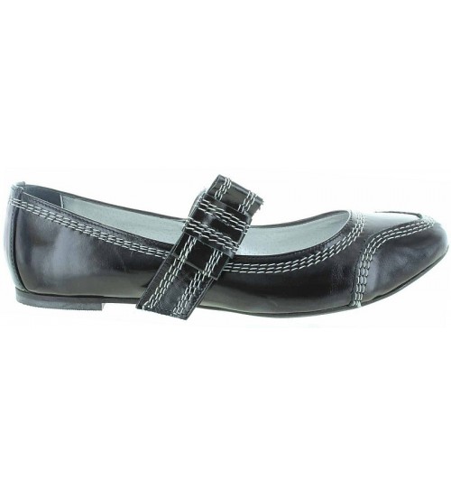 Black fashion flats with pointy toes 