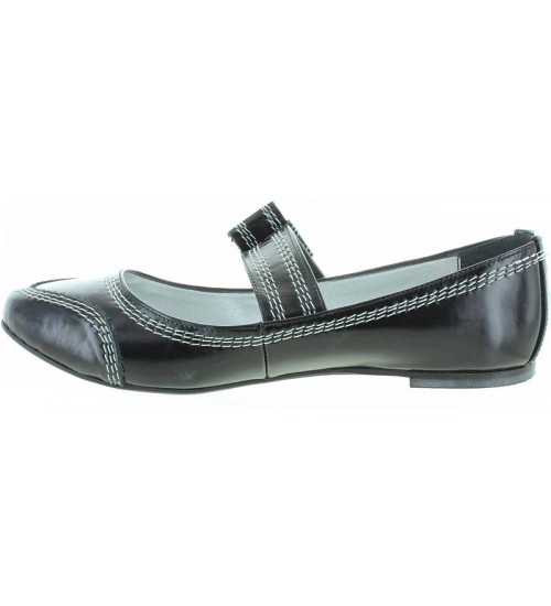 Black fashion flats with pointy toes 