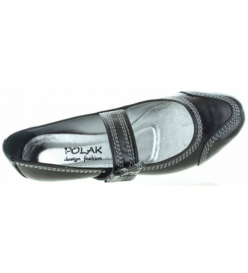 Black fashion flats with pointy toes 