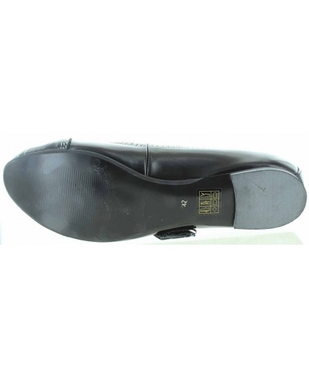 Black fashion flats with pointy toes 
