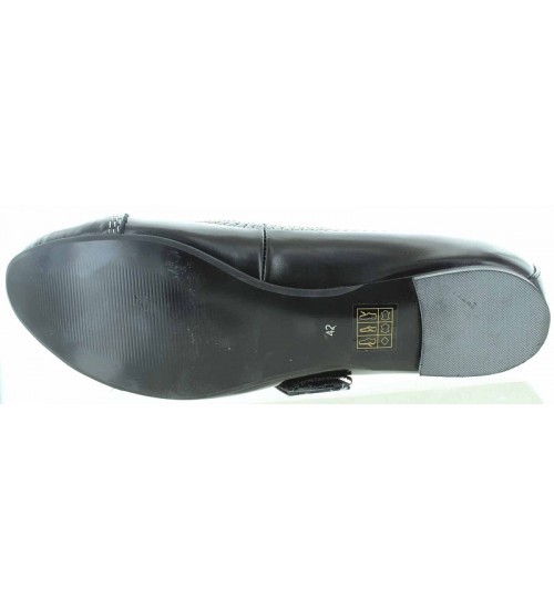 Black fashion flats with pointy toes 