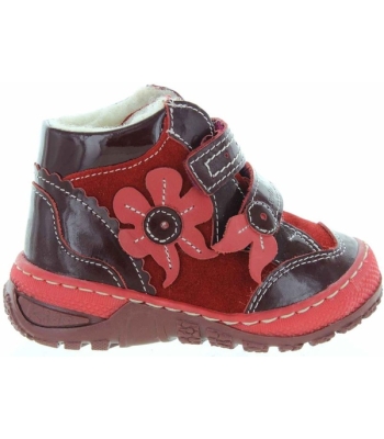 Girls wide snow boots with good support 