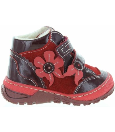 Girls wide snow boots with good support 