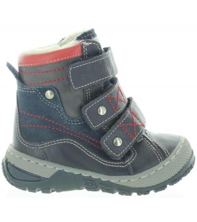 Snow boots for a toddler with toeing in