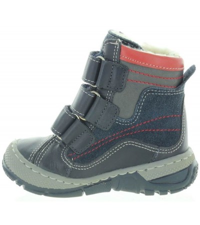 Snow boots for a toddler with toeing in