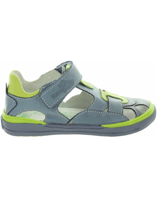 Sandals closed toe orthopedic for a child with flat feet 