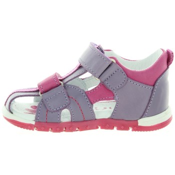Closed sandals for a baby girl in purple leather 