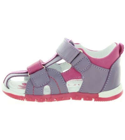 Closed sandals for a baby girl in purple leather 