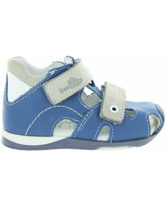 Sandals for a baby with pigeon toes 
