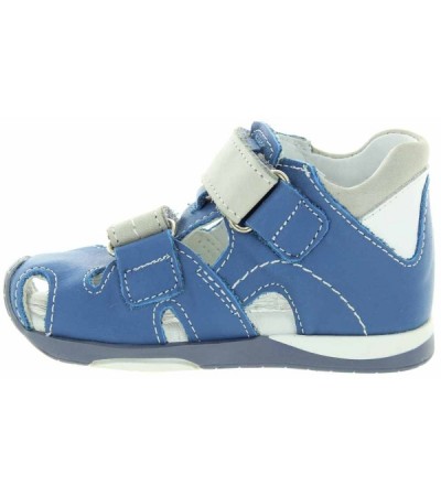 Pigeon feet sandals for a baby 