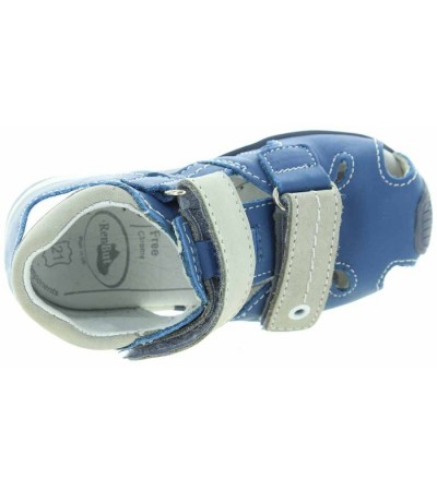 Pigeon feet sandals for a baby 