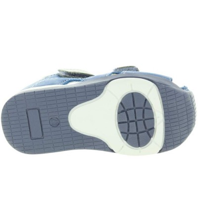Pigeon feet sandals for a baby 
