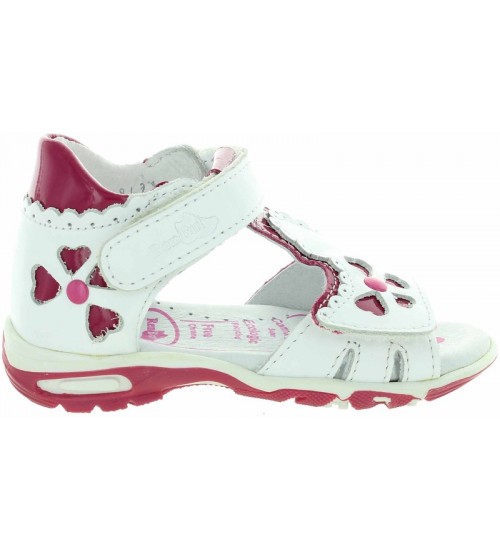 Girls walking leather sandals that are corrective