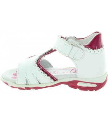 Girls walking leather sandals that are corrective