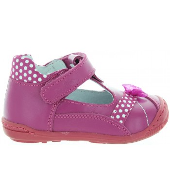 Footwear with arches for girls