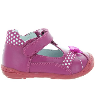 Footwear with arches for girls