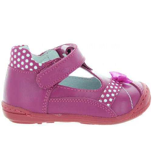 Footwear with arches for girls