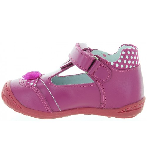 Footwear with arches for girls