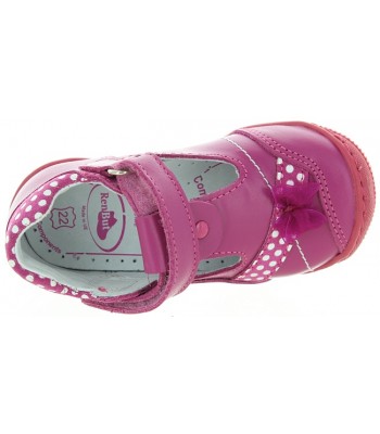 Footwear with arches for girls