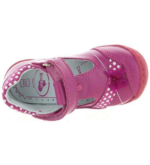 Footwear with arches for girls