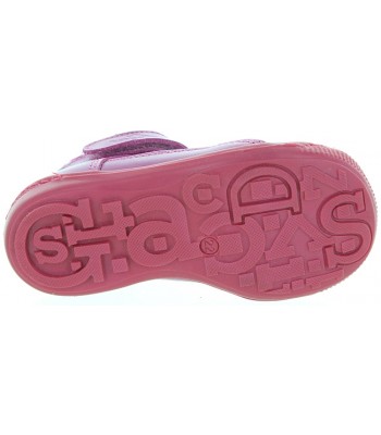 Footwear with arches for girls