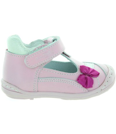 Pink leather sandals with closed toes for a toddler girls