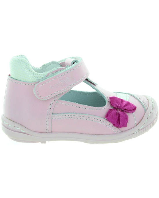 Pink leather sandals with closed toes for a toddler girls
