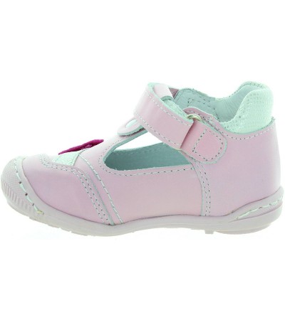 Summer shoes with closed toe for a toddler 