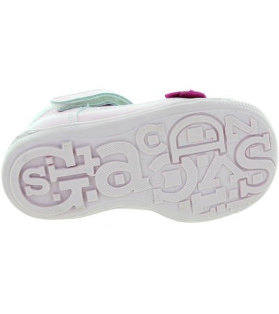 Summer shoes with closed toe for a toddler 
