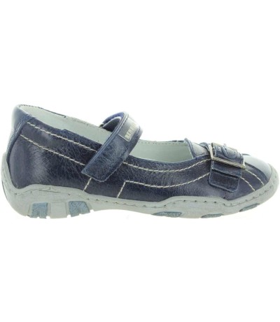 School shoes for child with flat feet