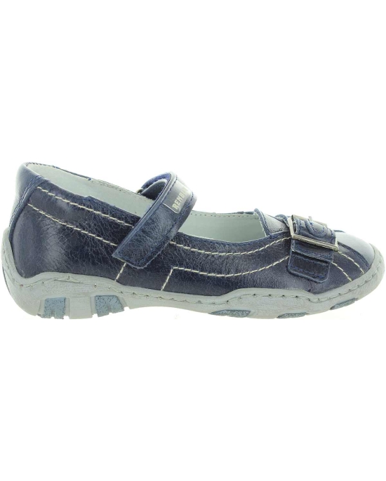 School shoes for child with flat feet