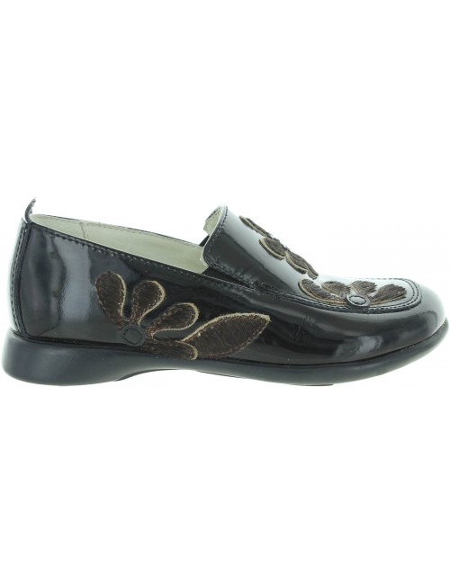 Kids with arch in black leather loafers