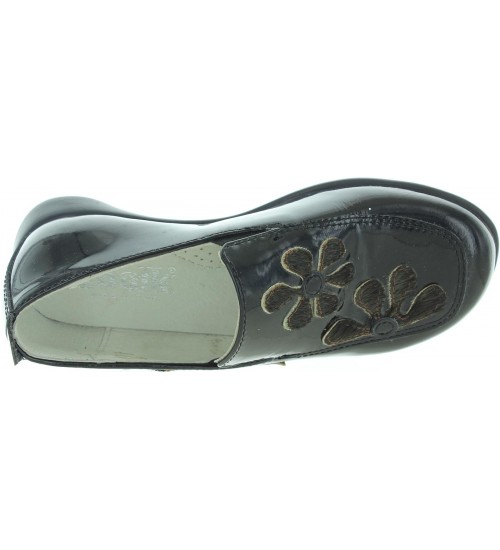 Kids with arch in black leather loafers
