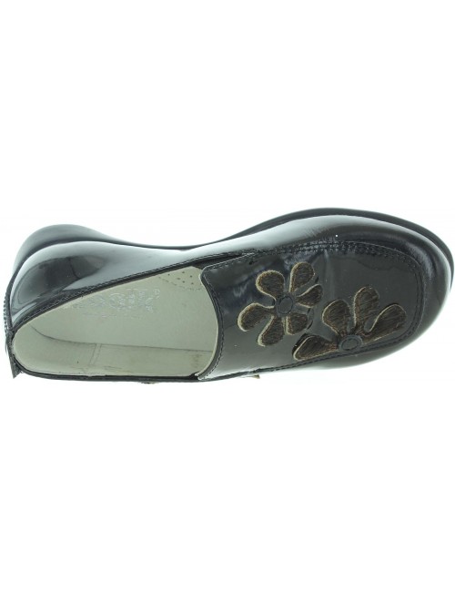 Kids with arch in black leather loafers